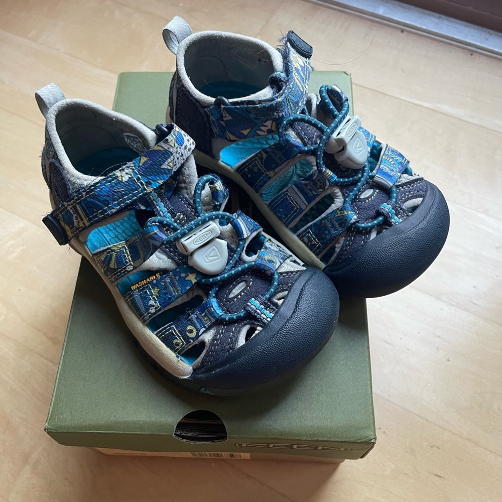 Keen little boys sandal shoes toddler size 9. Newport H2.